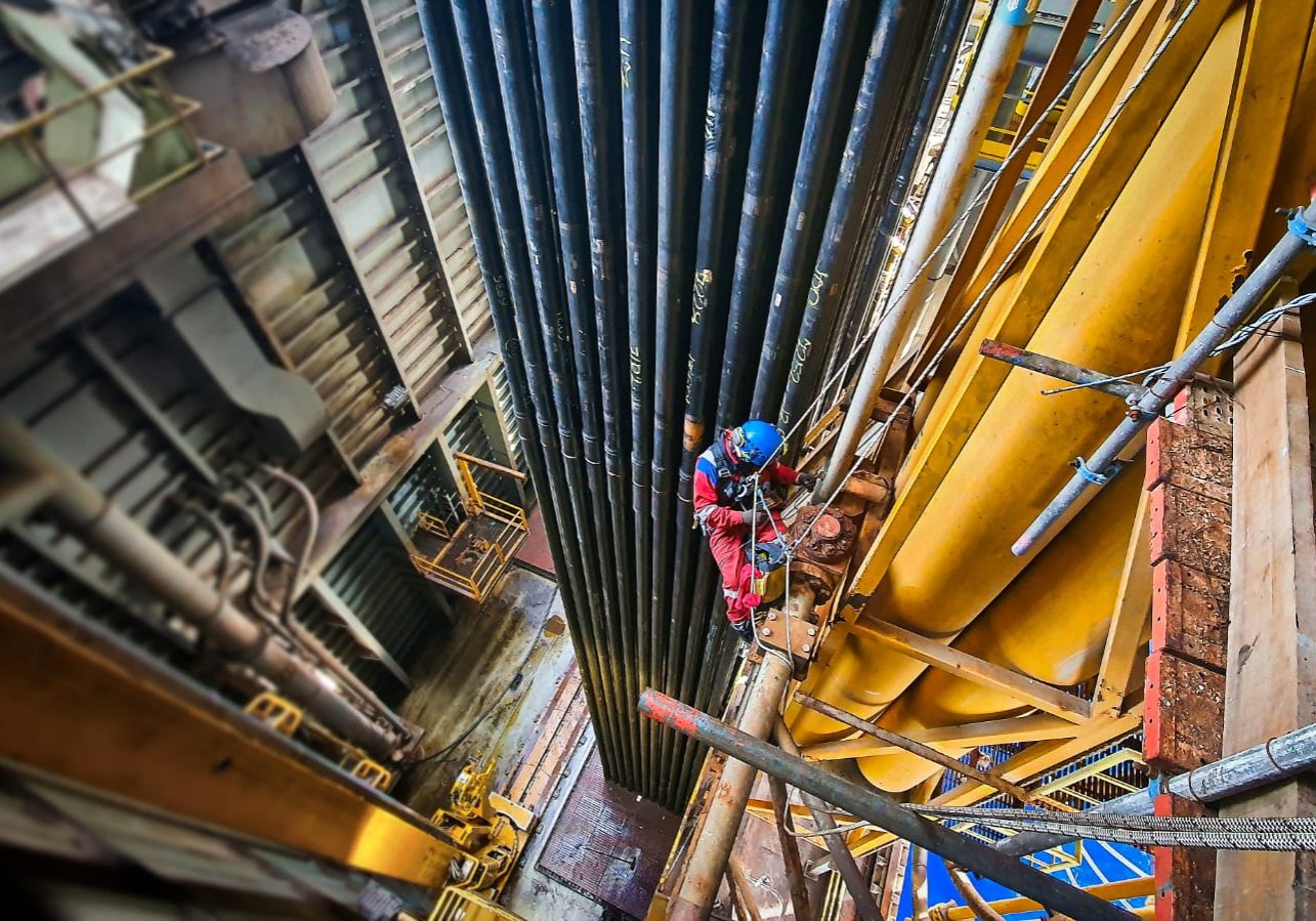 rrias-technician-repairing-at-height